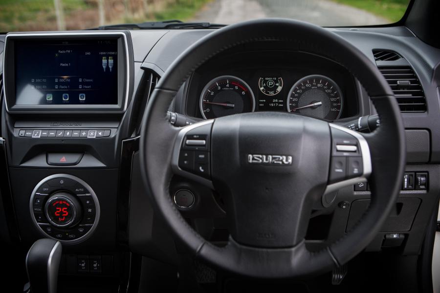 Панель приборов Isuzu D-Max Blade Double Cab 2017 года  (UK) (фото 17 из 52)